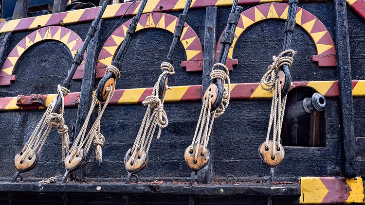 Golden Hind'in bir top ile yan bölümü