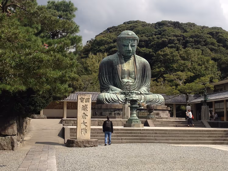 Bronzener Großer Buddha in Kamakura vor den Hügeln