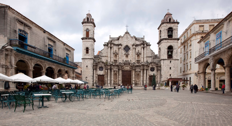 Kafeleriyle Eski Havana'da Katedral Meydanı