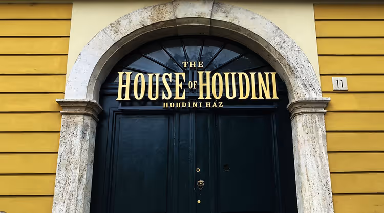 Ingang van het Houdini House met gouden uithangbord