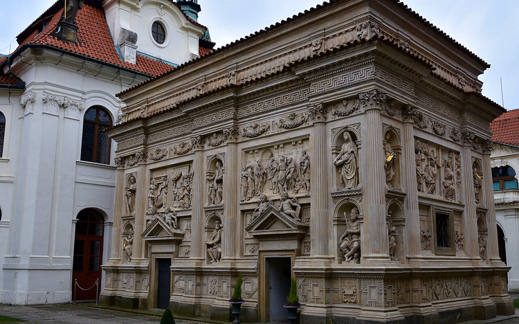Santa Casa met reliëfs op de binnenplaats van de Loreto