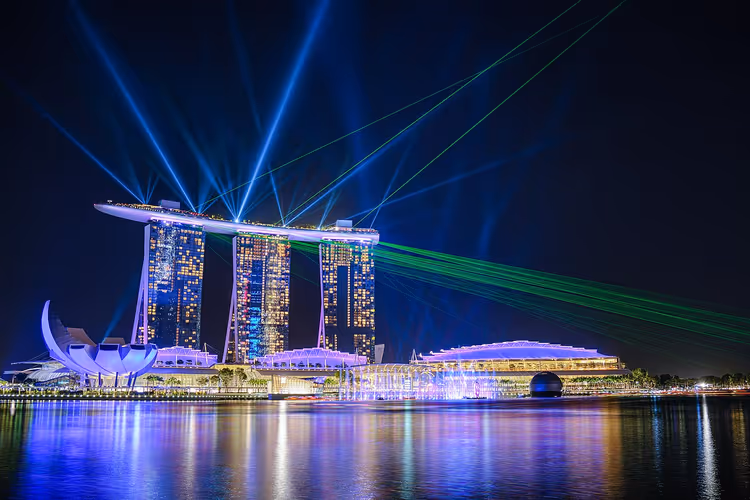 Gece Marina Bay Sands üzerinde Spectra lazer gösterisi