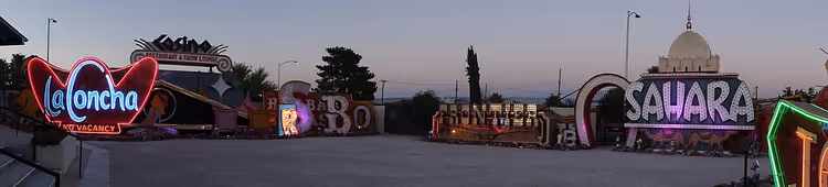 Neon casinoborden bij het Neon Museum