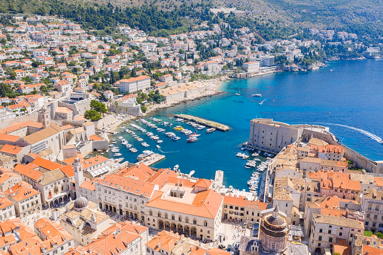 Alter Hafen und Dächer von Dubrovnik von oben
