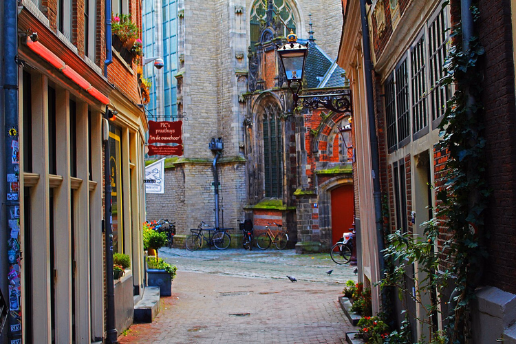 Gasse nahe der Oude Kerk in De Wallen