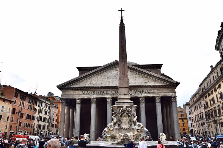 Roma'da dikilitaş ve çeşmeli Pantheon cephesi