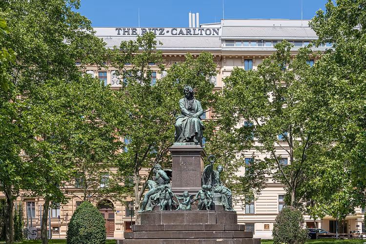 Goethe-monumentet med Ritz-Carlton-hotellet i bakgrunnen