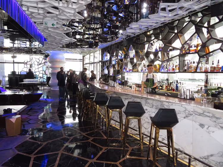 Petek paneller ve bar tezgahıyla OZONE barın içi