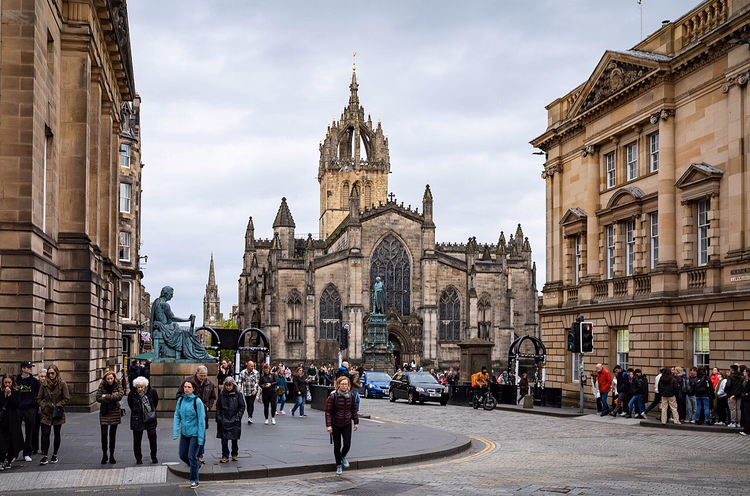 Fußgänger auf der Royal Mile an der St Giles' Cathedral