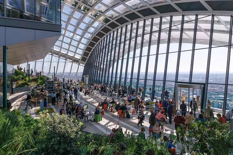 Bitkiler ve insanlarla Sky Garden cam atriyumu