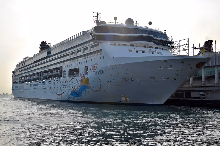 Cruiseskip som ligger til kai i en havn