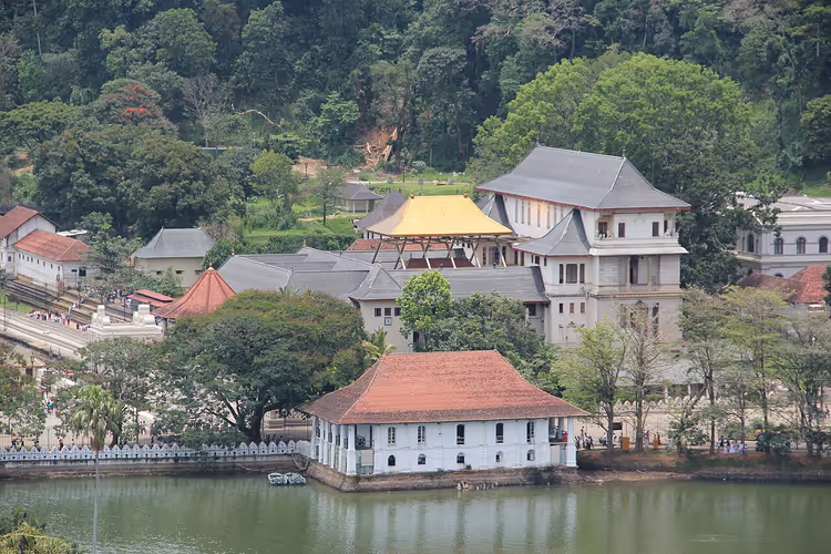 Zahntempel in Kandy am Wasser
