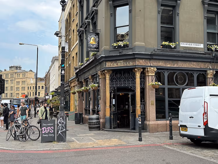 Hjørnebygningen til The Ten Bells pub i London