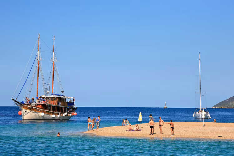 Kum dili ve teknelerle Zlatni Rat burnu