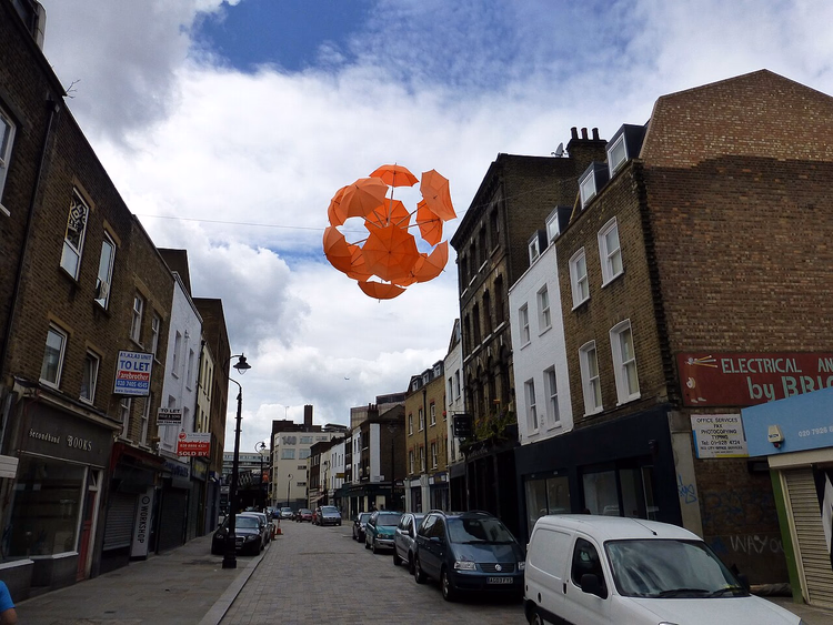 Lower Marsh street a Waterloo con ombrelloni