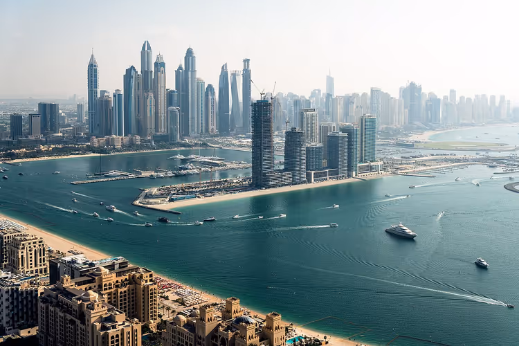Utsikt over Dubai Marina med strand og skyskrapere