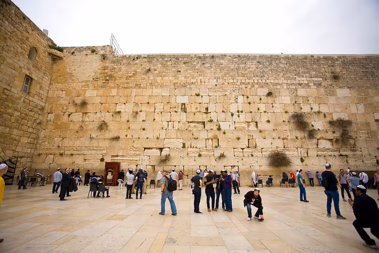 Vestmuren i Jerusalem med bedende ved steinene