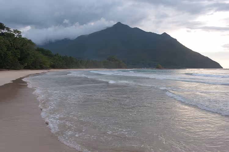 Sabang-stranden på Palawan under en skyet himmel