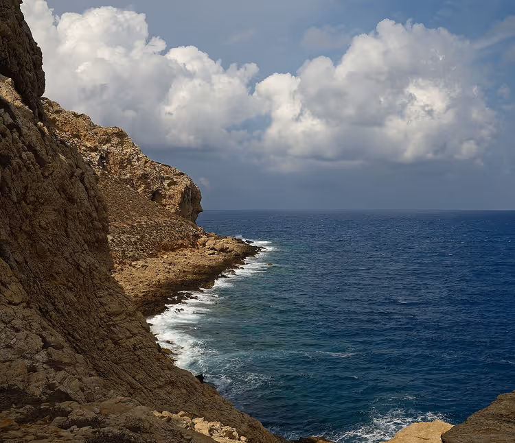 Klippekysten på Karpathos og det blå havet