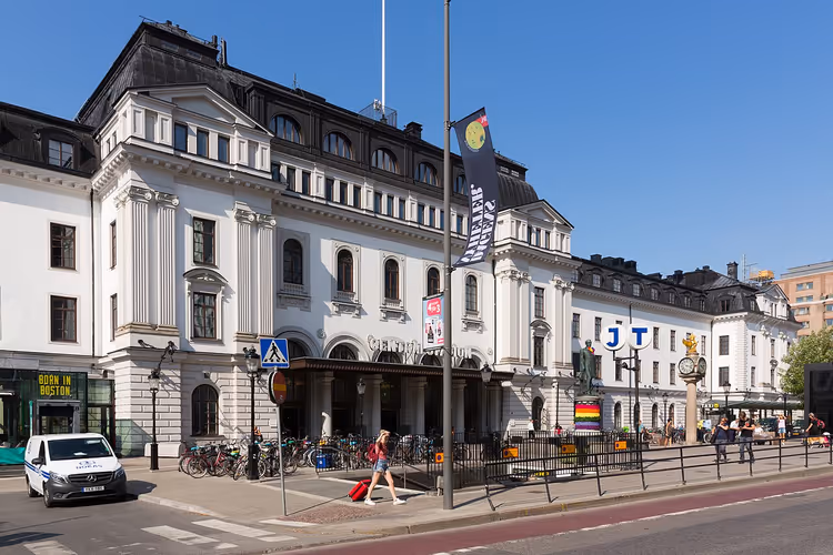 Fasaden til Stockholms sentralstasjon fra gaten