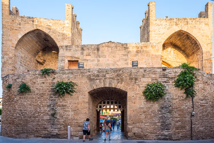 Steintor der Altstadt von Alcúdia mit Bögen