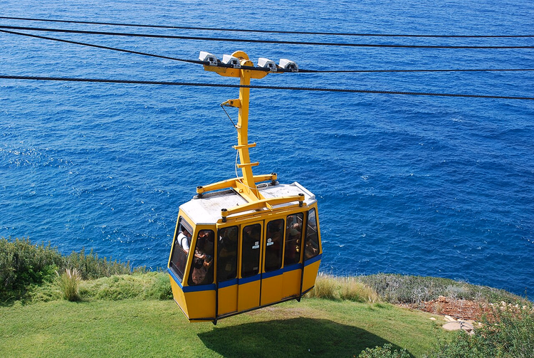 Cabina do teleférico sobre o mar em Rosh HaNikra