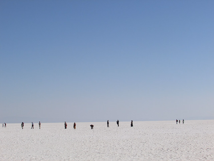 Touristen auf den weißen Salzebenen des Rann von Kutch