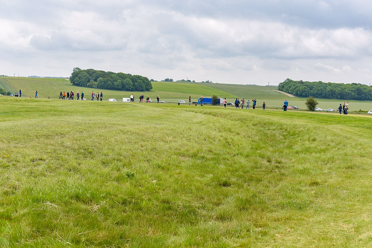 Stonehenge'in çimenlerle kaplı hendeği ve seti