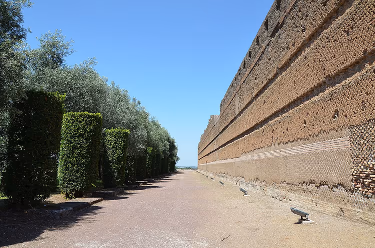 Lange muur van het Poikile-portiek bij Villa Hadriana
