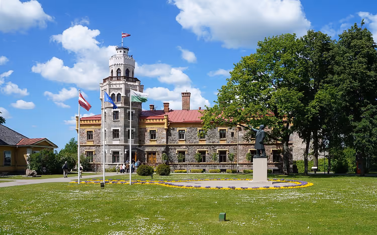 Kulesi ve bayraklarıyla Yeni Sigulda Kalesi