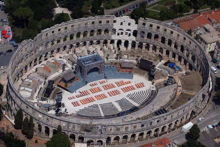 Römische Arena in Pula im Abendlicht