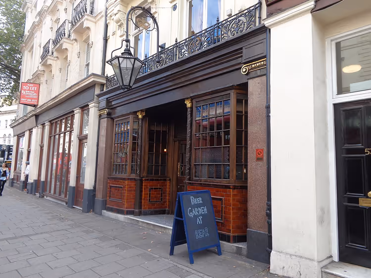 Fasaden til en London-pub med skiltet Beer Garden