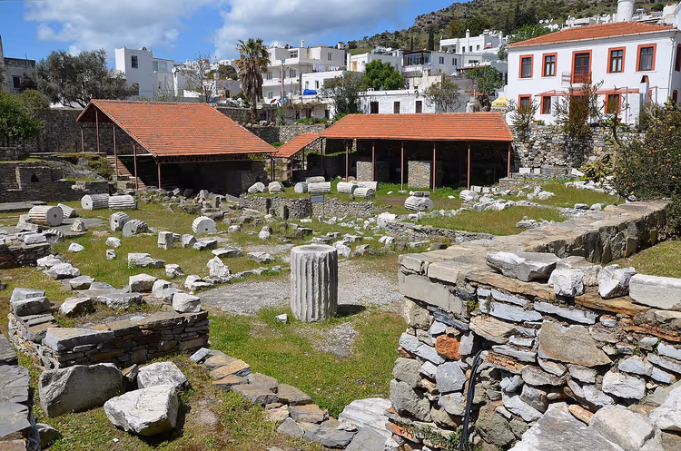 Ruinene av Mausoleet i Halikarnassos med eldgamle steiner