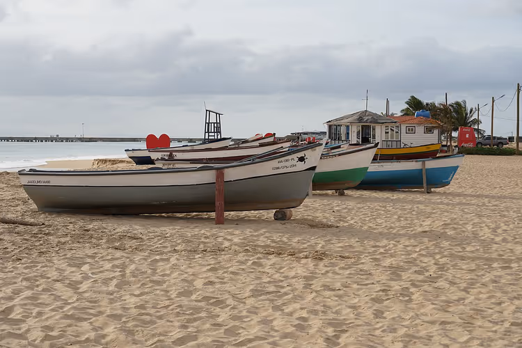 bateaux de pêche sur une plage de sable à Maio
