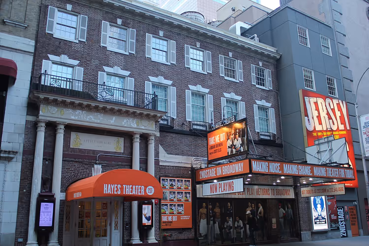 Broadway afişleriyle Hayes Theater cephesi