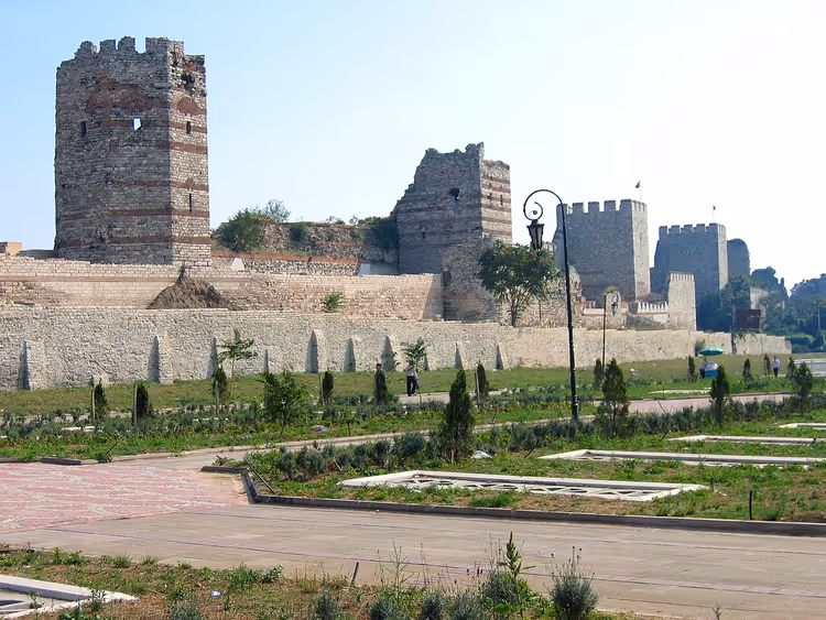 Theodosius-murene i Istanbul med tårn og en park
