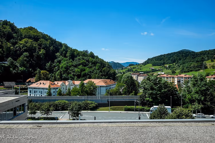 Zicht op het complex Termana Laško met parkeerplaats en heuvels