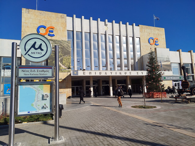 Новый железнодорожный вокзал Салоников и указатель метро