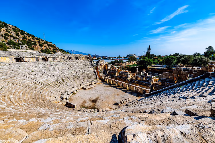 Antikes Amphitheater von Myra mit steinernen Sitzreihen