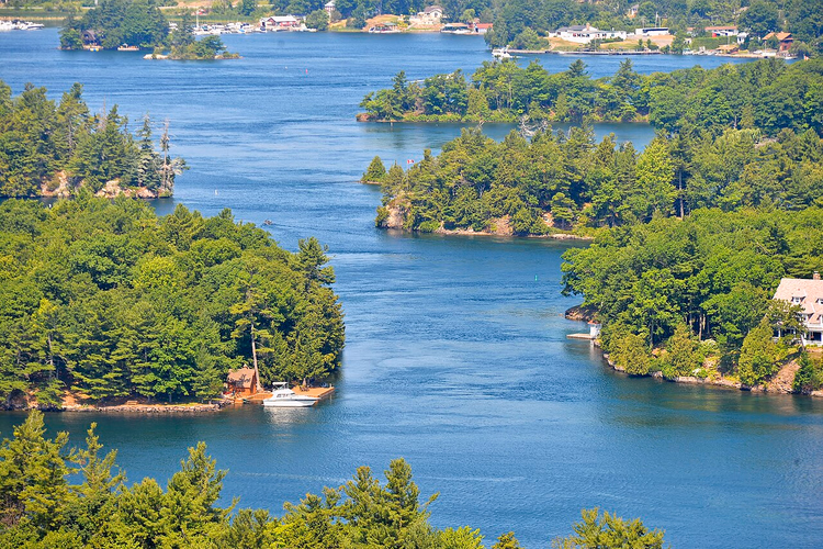 Skogkledde øyer og kanaler i St. Lawrence-elven
