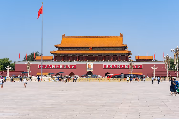 Poort van Tiananmen met Mao's portret op het plein