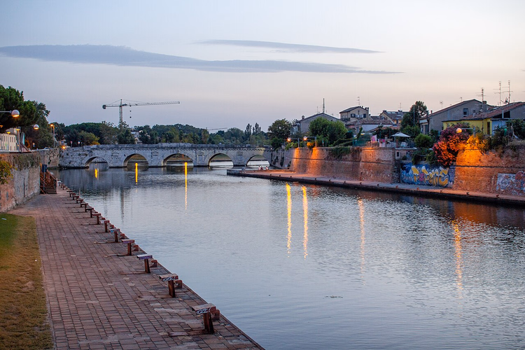 Kanaalkade en Tiberiusbrug in de schemering