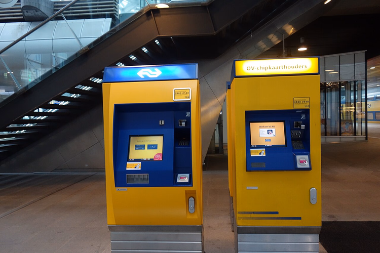 Keltaiset NS-lippuautomaatit asemalla