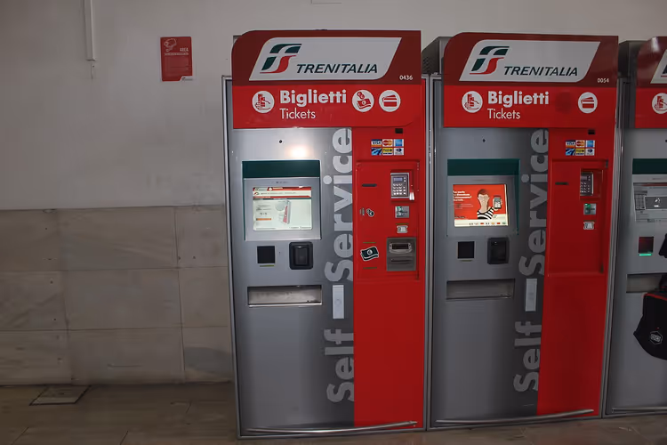Twee rode Trenitalia-kaartautomaten