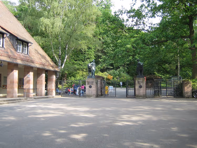 Toegangspoorten van de dierentuin van Neurenberg met paviljoen en beelden