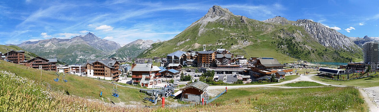 Chalet in Tignes im Sommer mit Bergen im Hintergrund