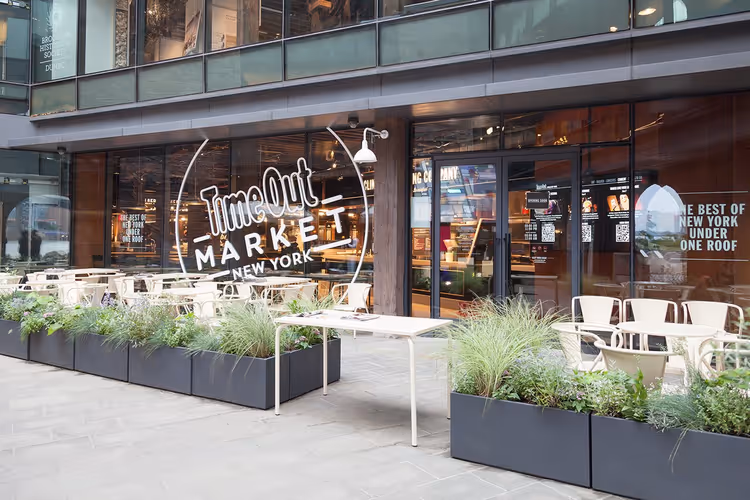 Skiltet til Time Out Market New York over inngangen og terrassen