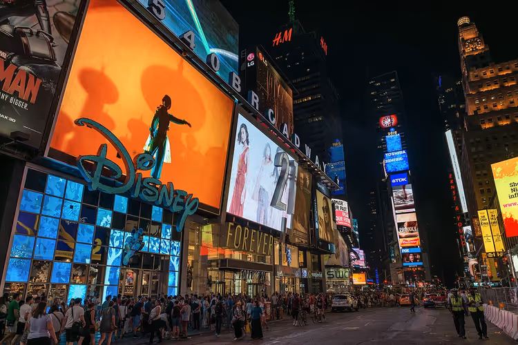 Gece reklam ekranları ve kalabalıkla Times Square