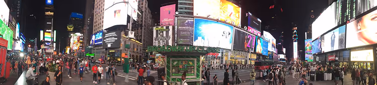 Reklam ekranlarıyla Times Square'in gece panoraması