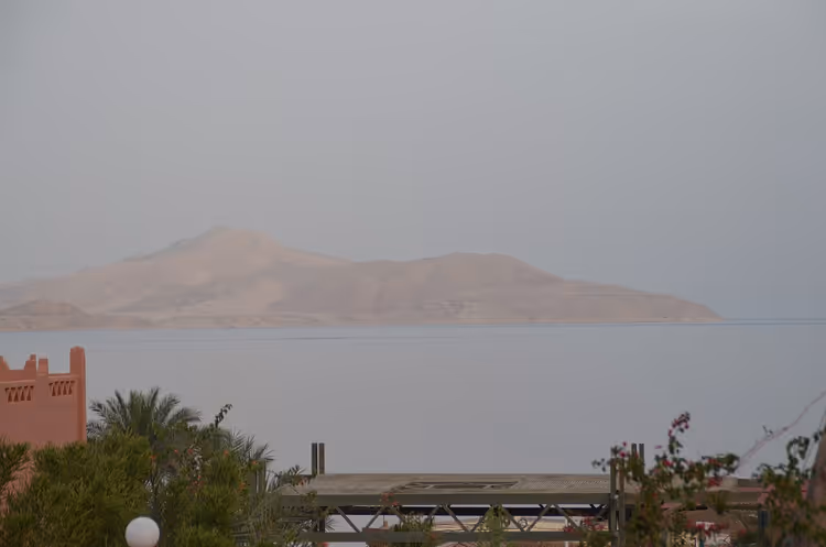 Uitzicht op Tiran Island en de zee in nevel